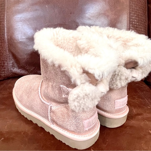 UGG Australia Shimmering Metallic Pink Booties With Fuzzy Bow Size 6 - Picture 2 of 9